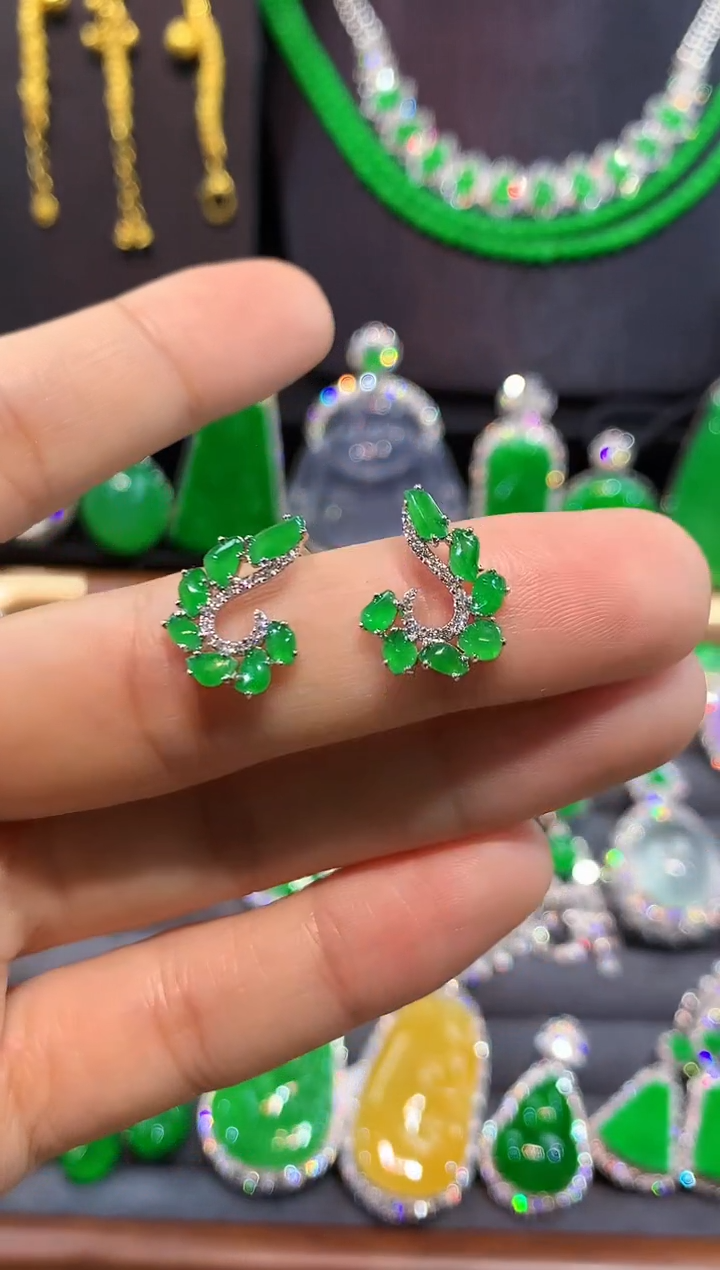 18K金镶嵌翡翠耳饰耳钉