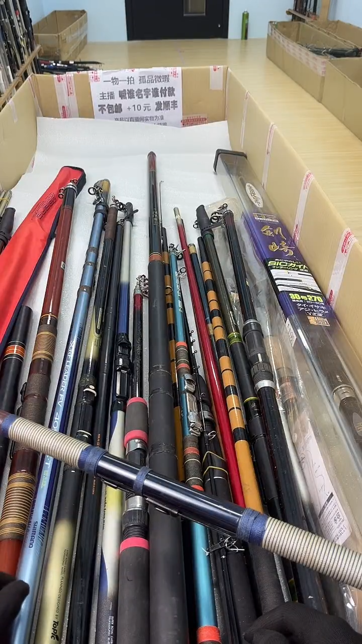 专****作孤品微瑕，以直播间为准，加10元发顺丰。