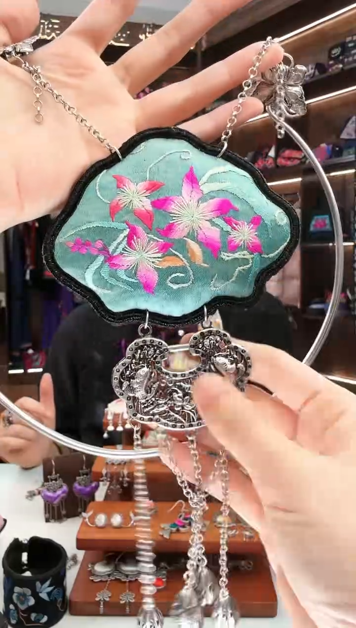 【闪购商品】织绣L36蚩梦苗族古绣