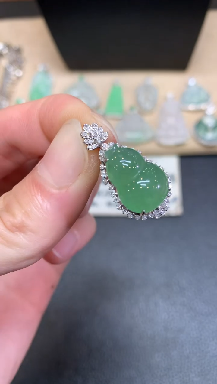 【闪购商品】翡翠颈饰18K金镶嵌葫芦【无服务费】