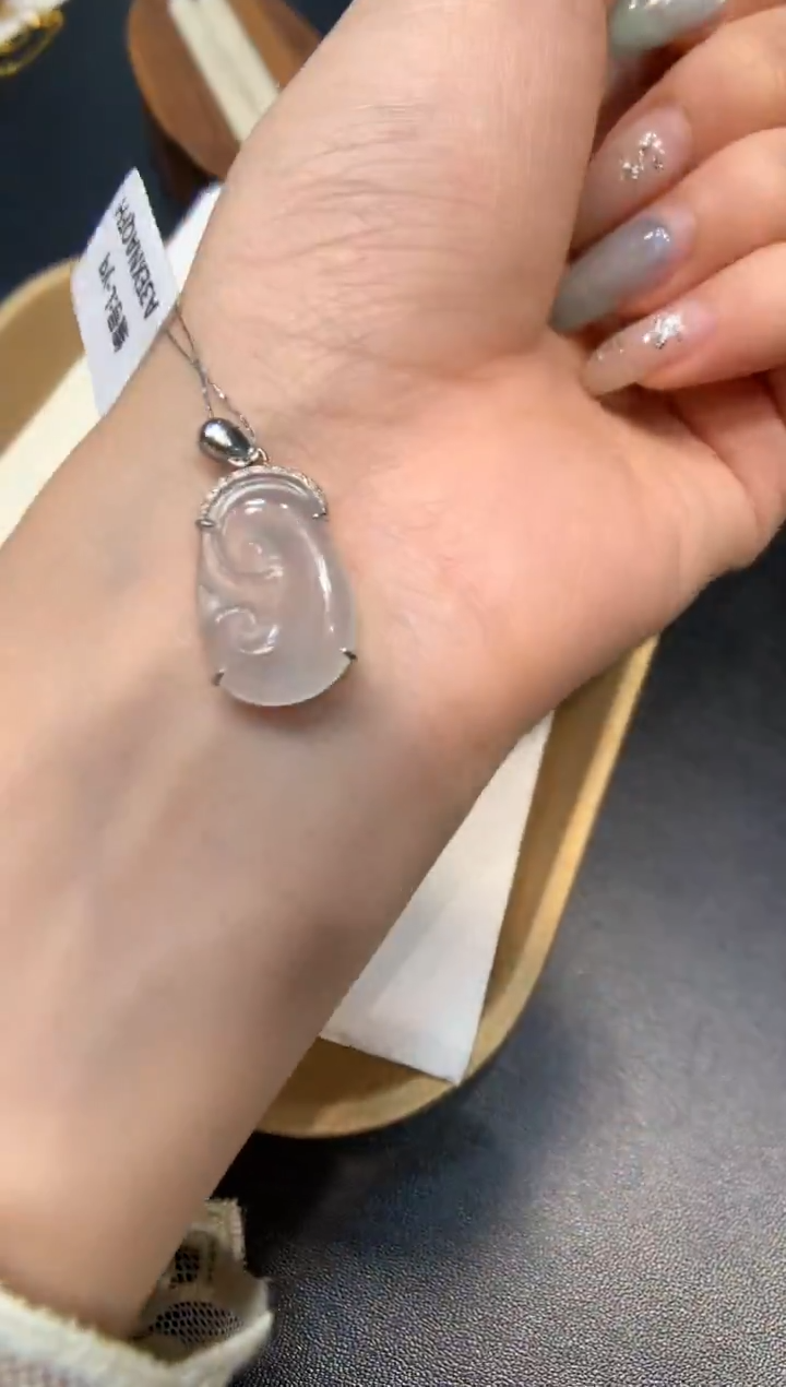 颈饰18K金镶嵌翡翠如意