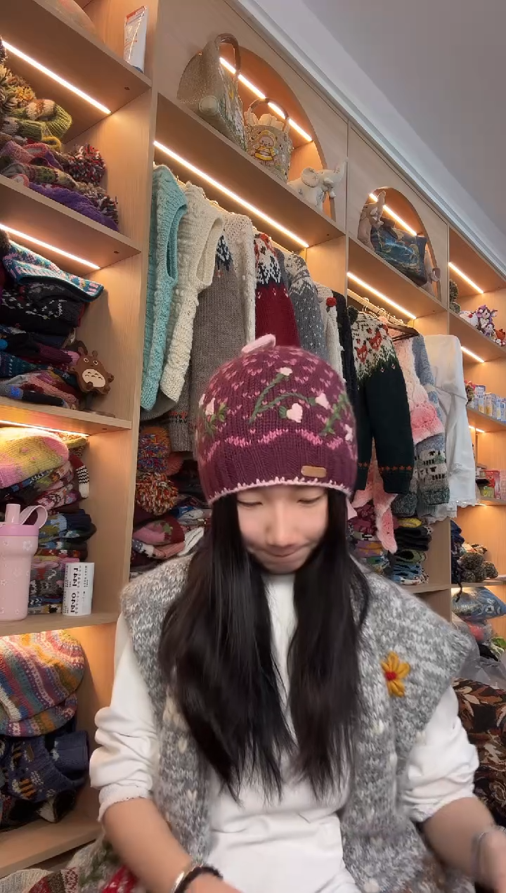 羊毛美利奴玫紫色玫瑰丸子帽