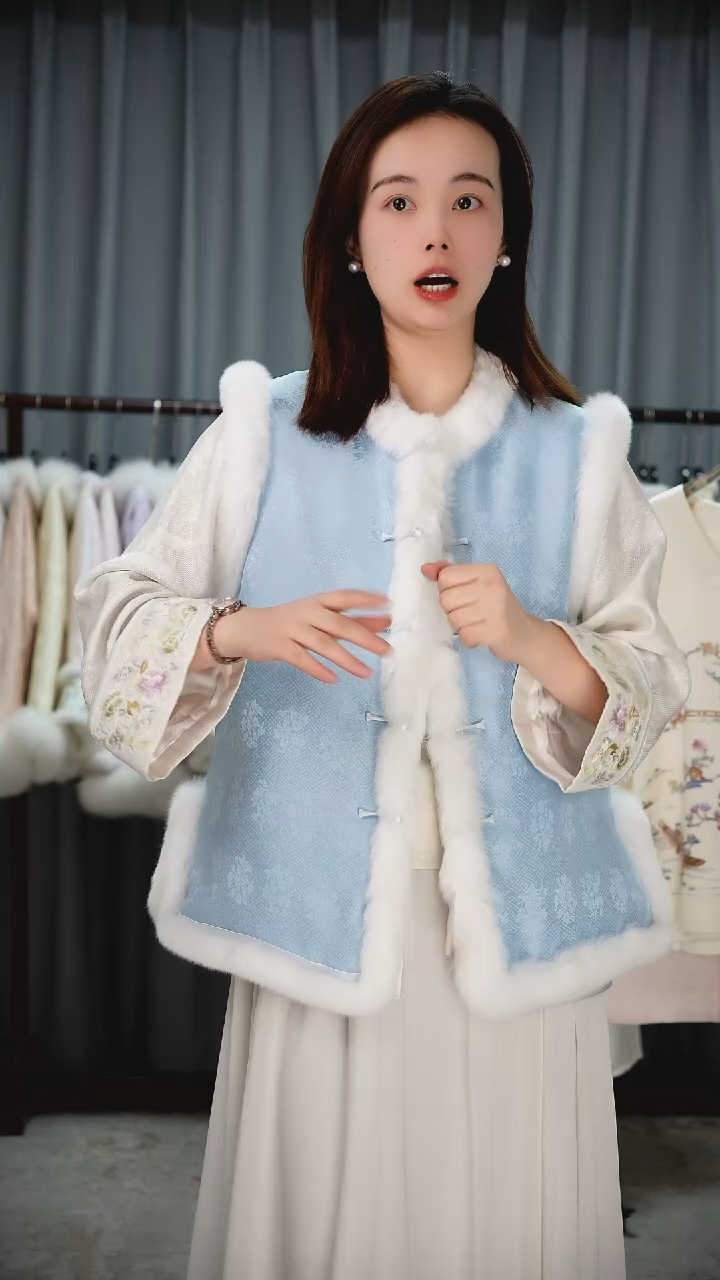 织绣正绢兔毛马甲 蓝