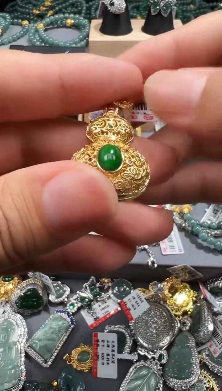 【闪购商品】翡翠吊坠(赠链)未镶嵌翡翠A货源头工厂带证书发