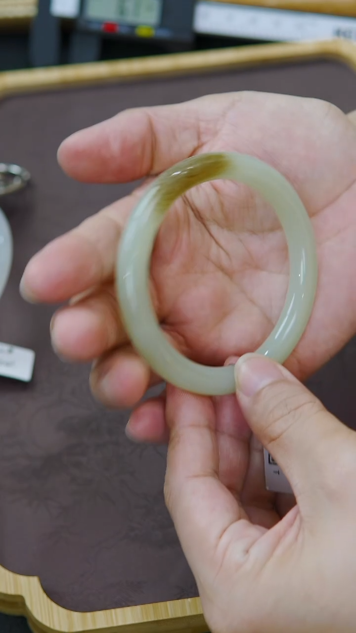 未镶嵌手镯和田玉57+圈口 且末蓝糖玉手镯
