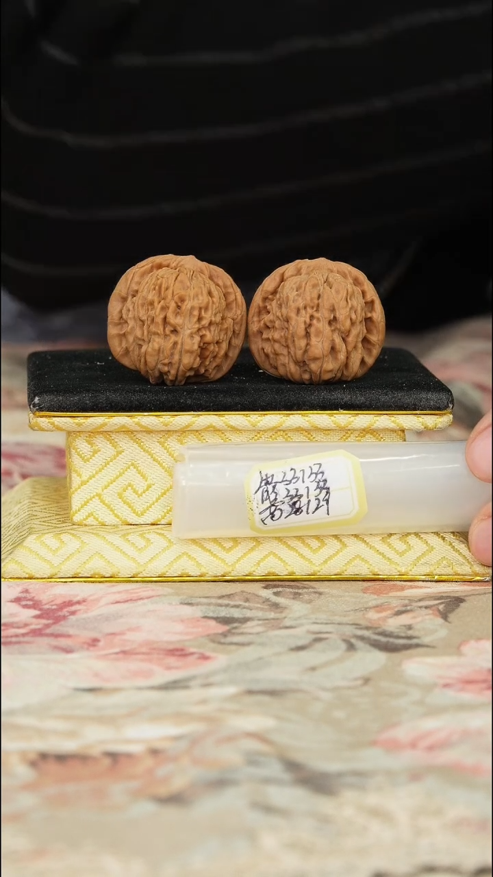 【闪购商品】文玩核桃把件一代楼