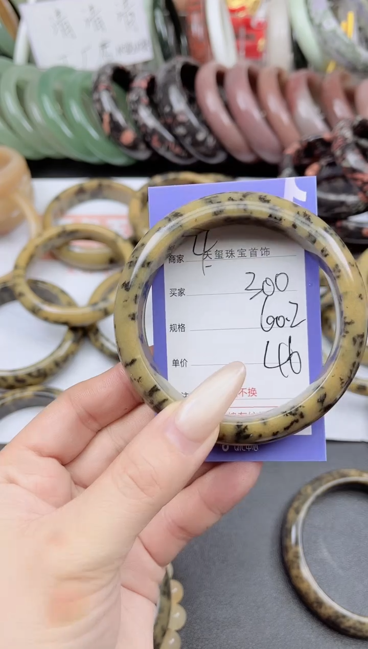 未镶嵌手镯石英质玉300