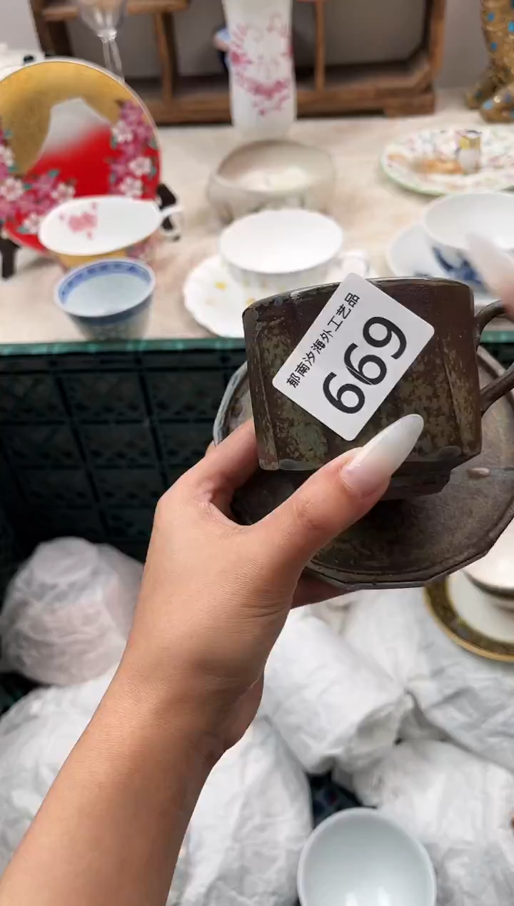 M****-F          669