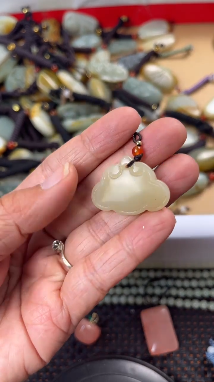 【闪购商品】和田玉颈饰未镶嵌多样性发货没有证书拍一发一有瑕