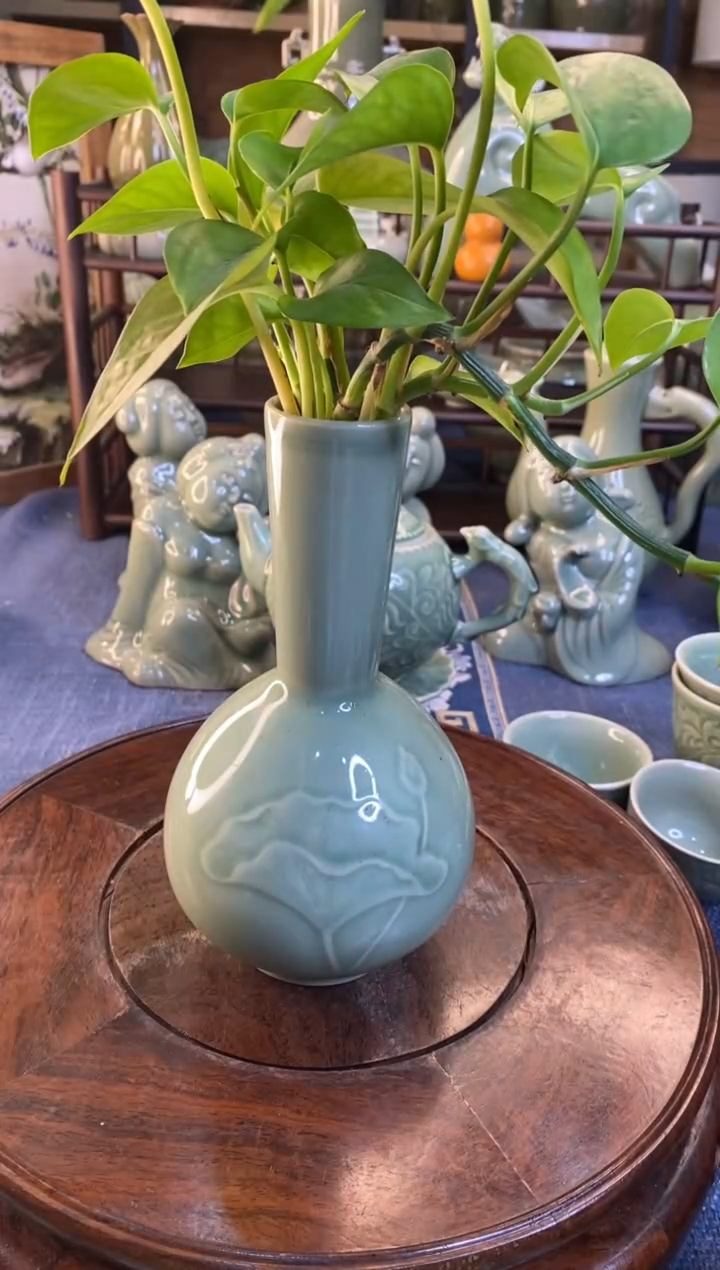 100037 青釉荷花小瓶（有黑点）瑕疵1只