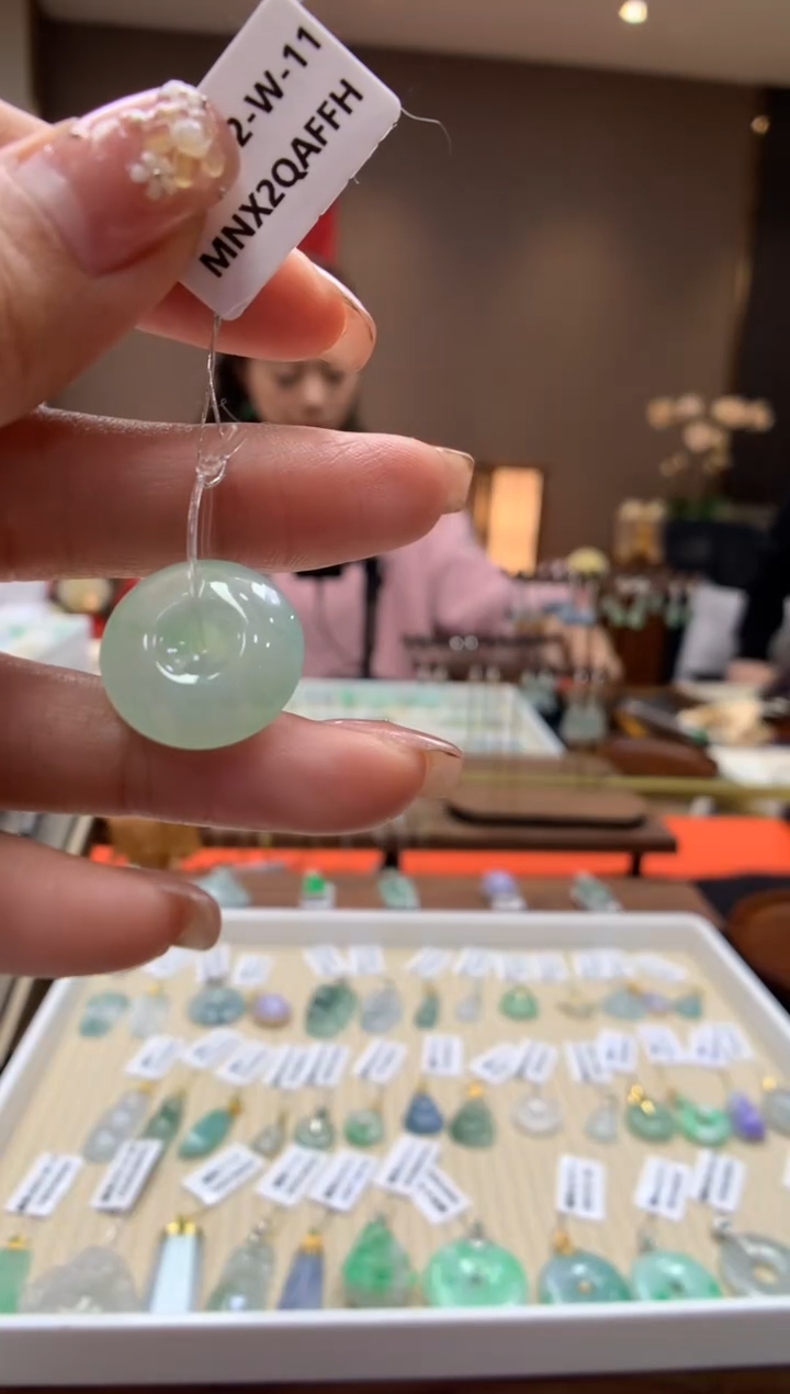 【闪购商品】翡翠颈饰未镶嵌平安扣
