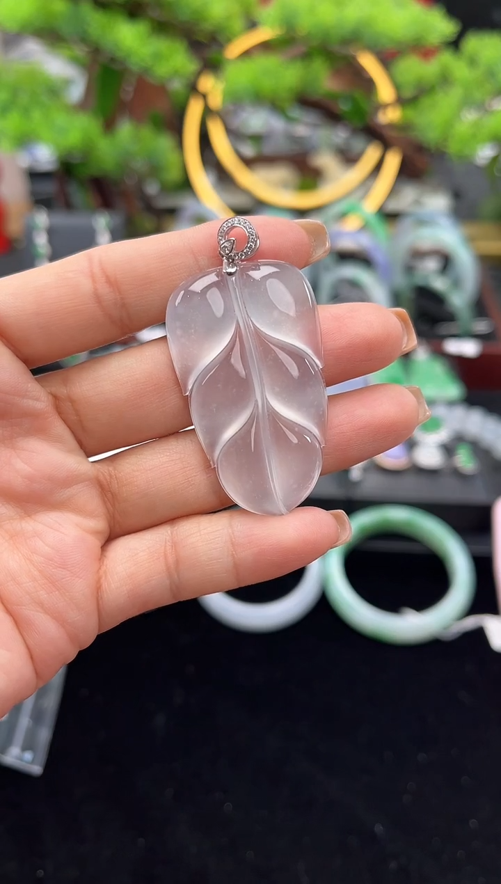 颈饰18K金镶嵌翡翠吊坠