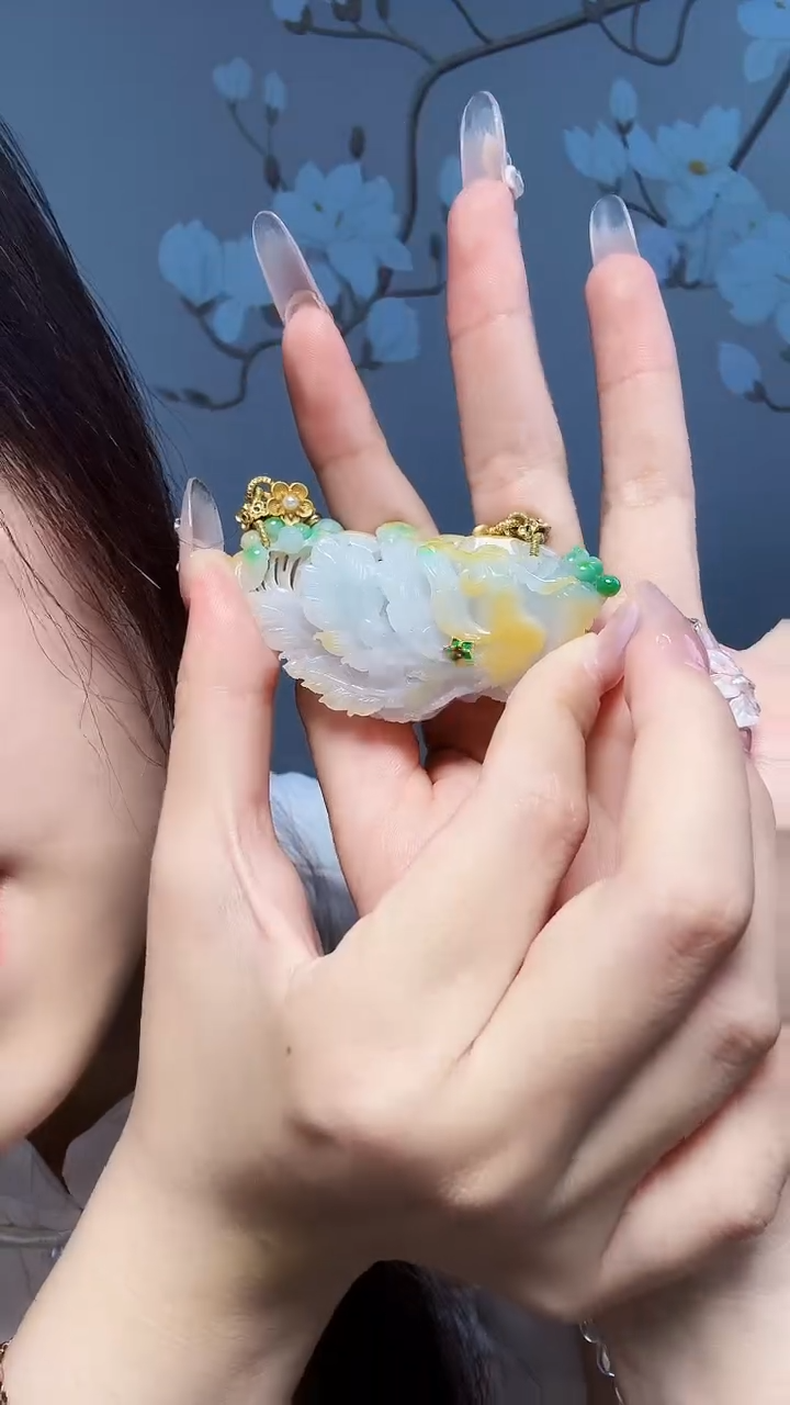 翡翠未镶嵌颈饰凤穿牡丹