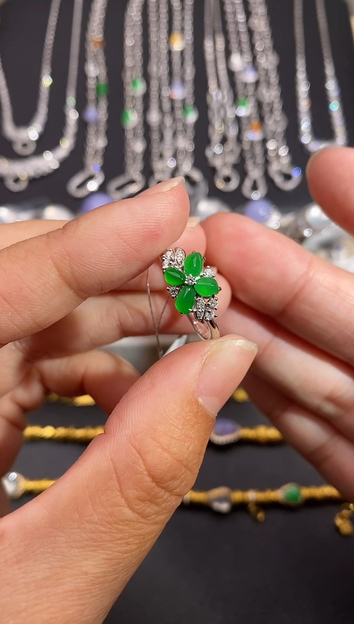 颈饰18K金镶嵌翡翠戒指