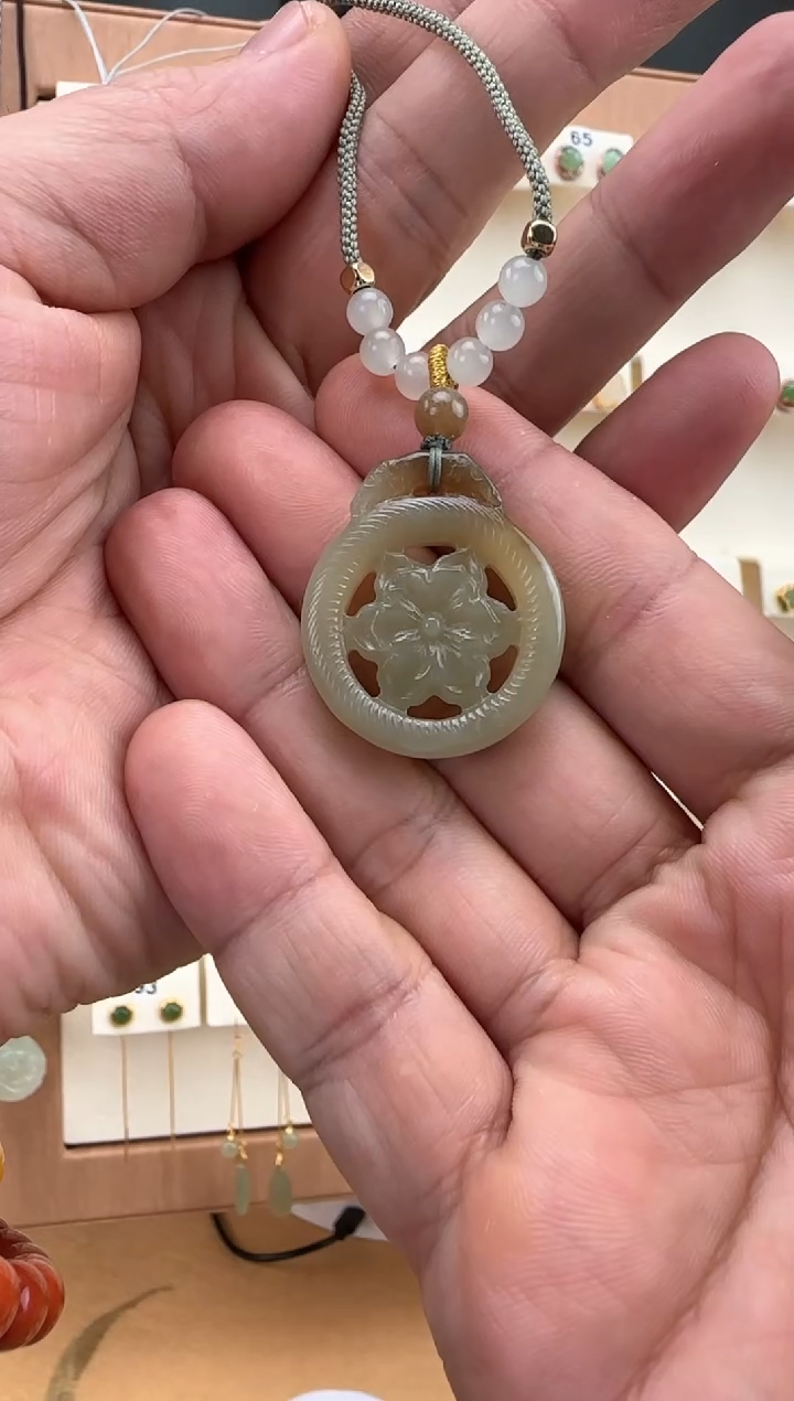 【闪购商品】和田玉颈饰未镶嵌梅花平安扣