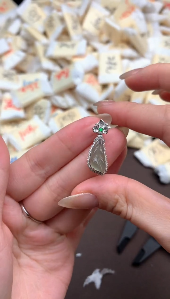 【闪购商品】翡翠挂件18K金镶嵌一