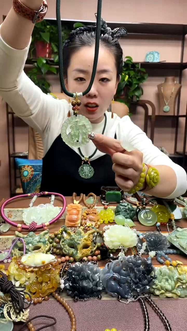未镶嵌岫玉吊坠多样性发货发其中之一