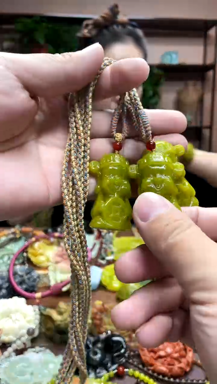 未镶嵌岫玉颈饰多样性发货发其中之一