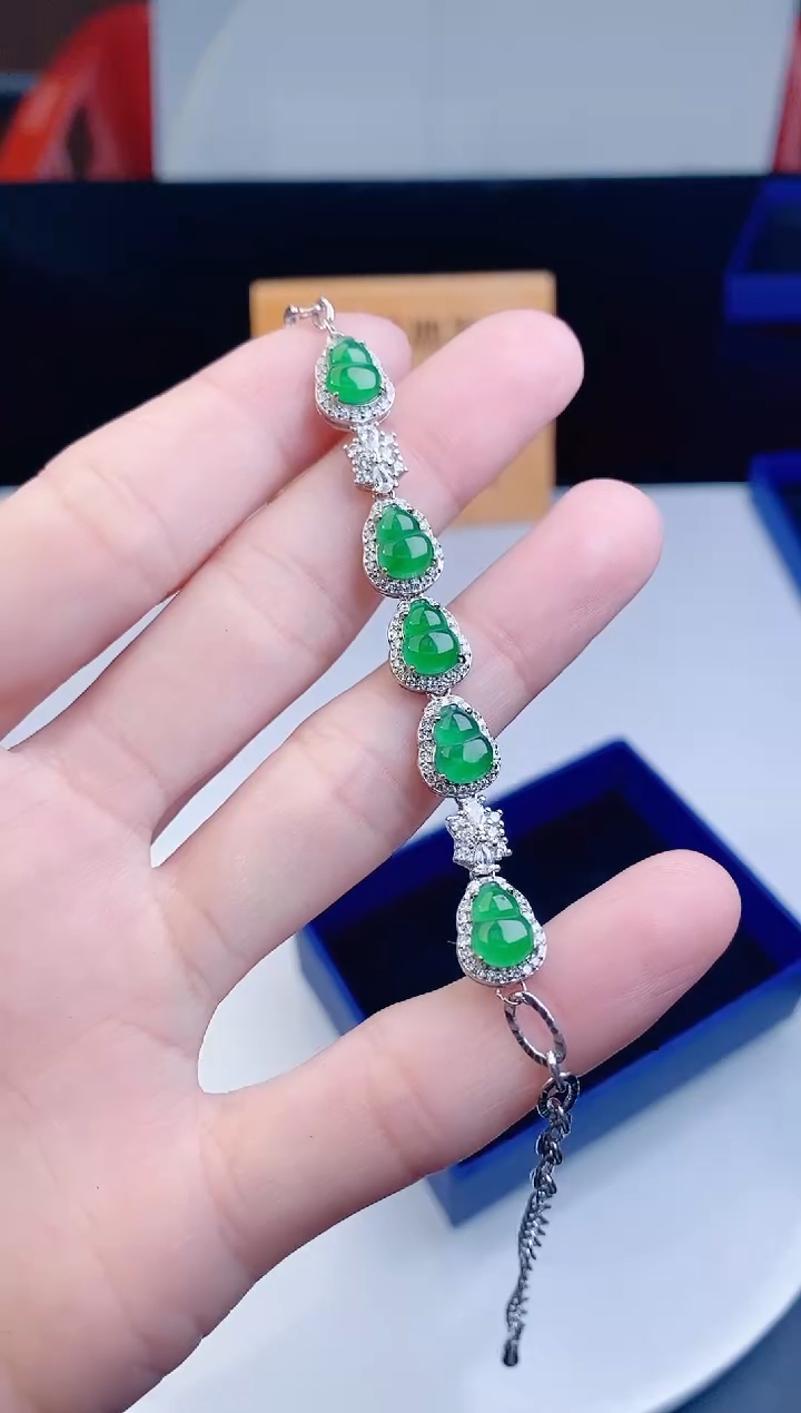 颈饰未镶嵌翡翠  