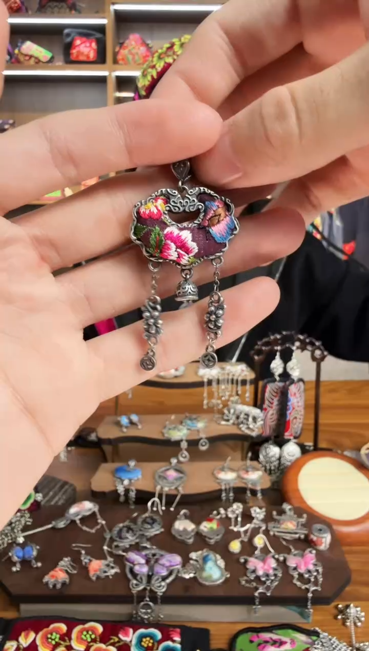 【闪购商品】织绣195蒙阿苏苗绣传承