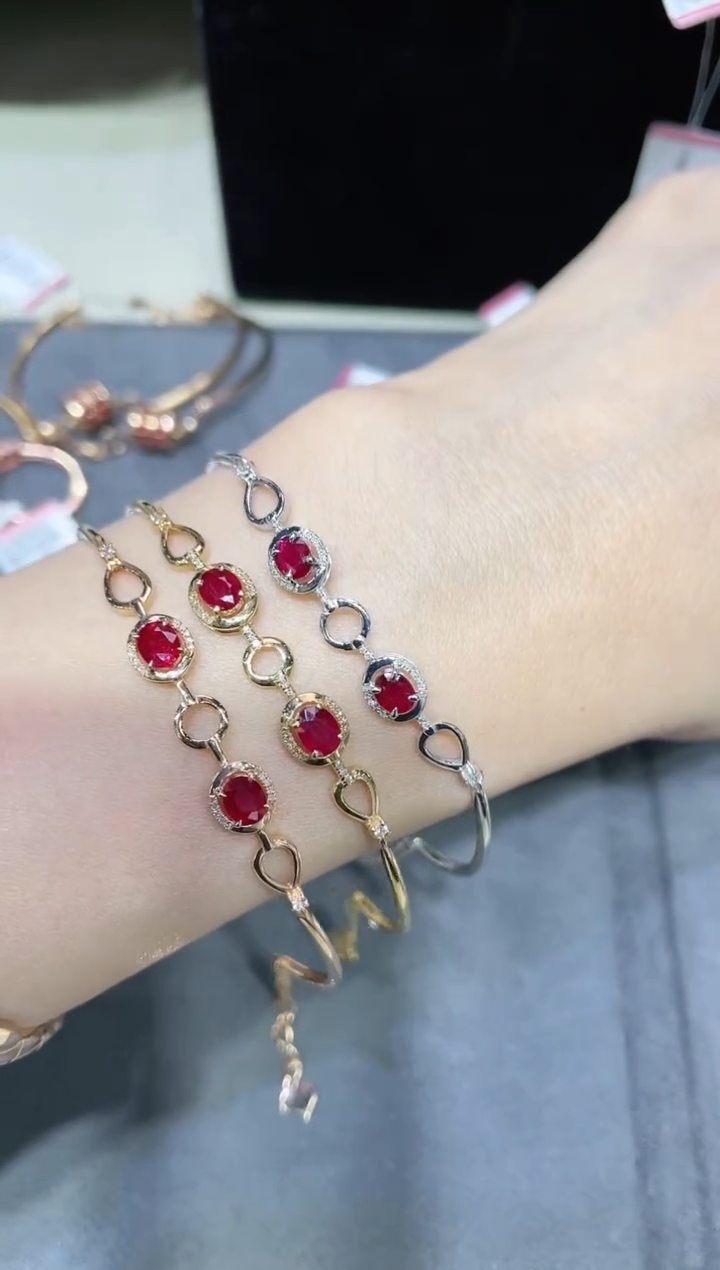 18K金镶嵌天然红宝石手镯 多样性发其一