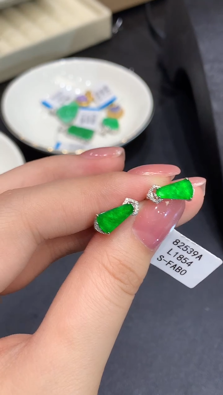 18K金镶嵌翡翠耳饰多样性发其一