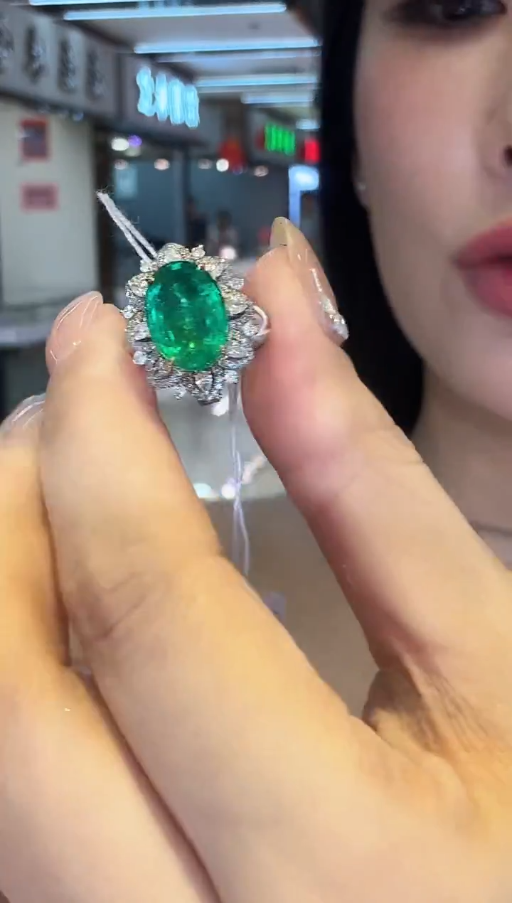 18K金镶嵌戒指祖母绿3.80ct