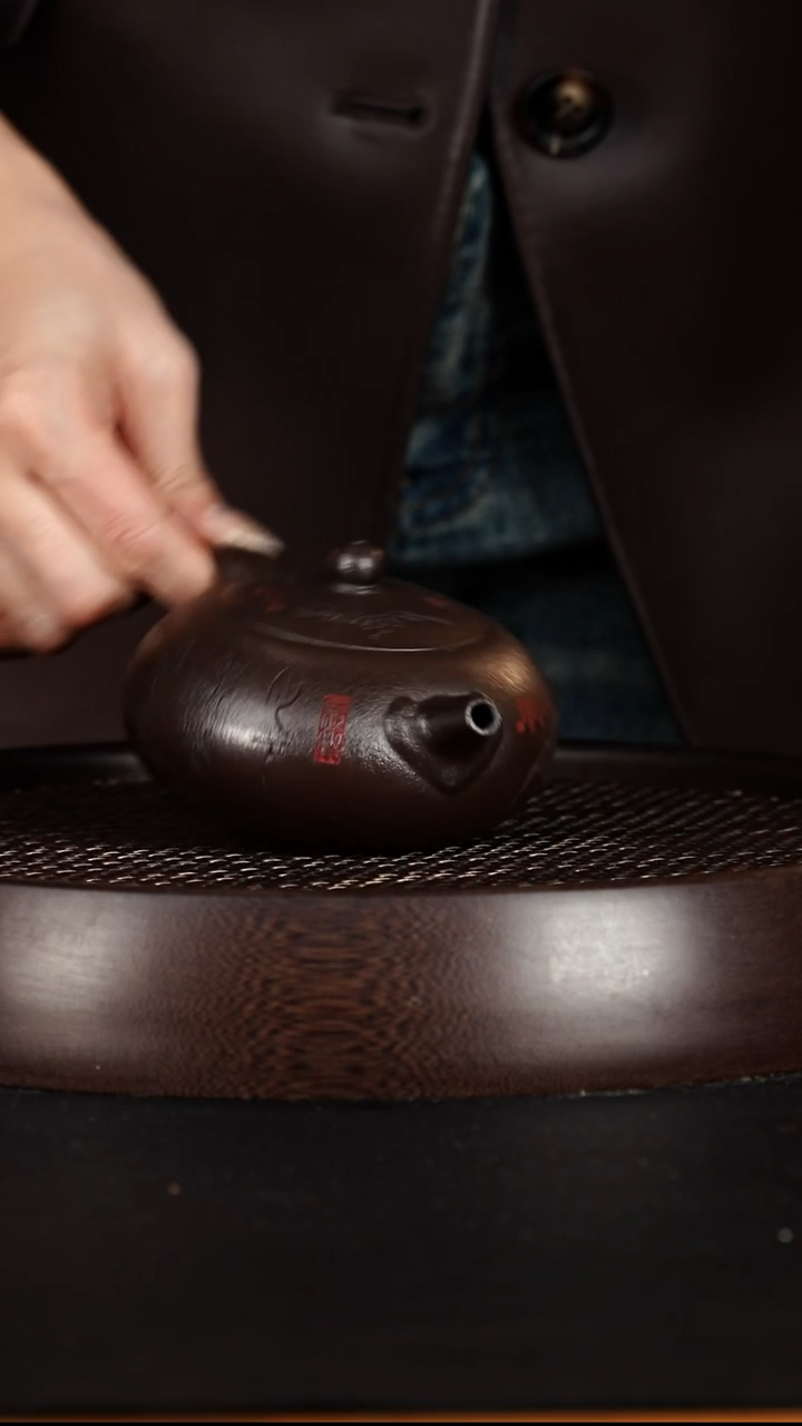 茶壶紫砂宜兴紫砂壶玄铁石黄如意扁西施260cc