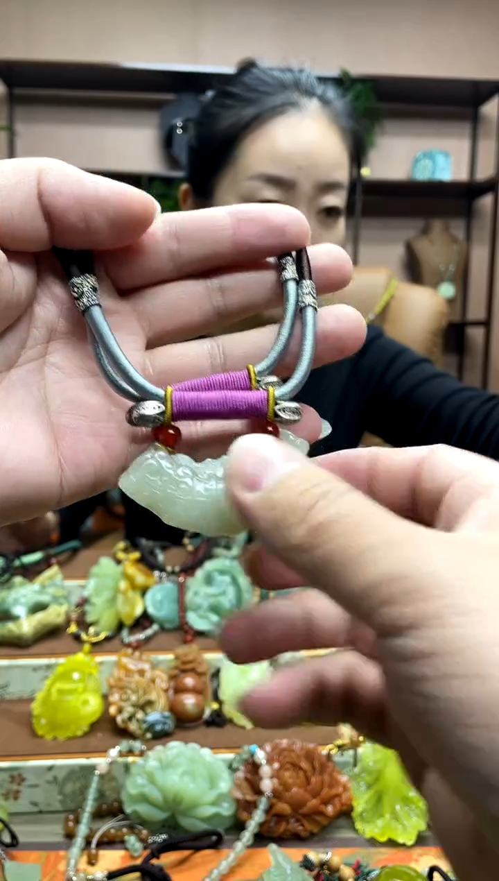 未镶嵌岫玉吊坠多样性发货发其中之一