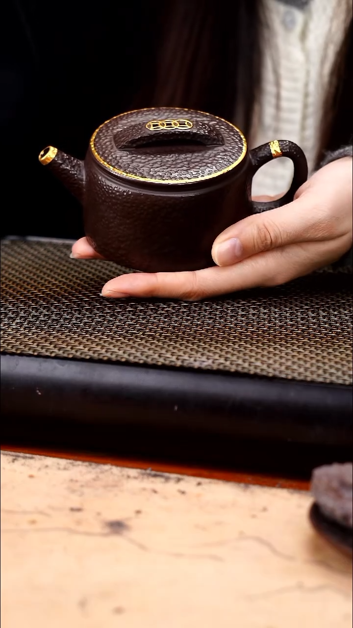 茶壶紫砂四号井茄皮紫泥描金锤纹汉瓦160cc