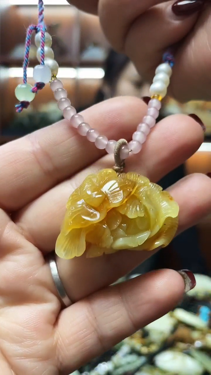 未镶嵌蛇纹石玉吊坠      