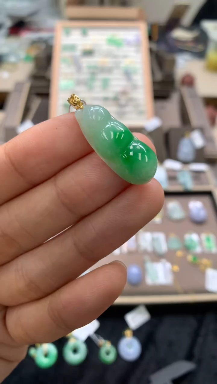 颈饰18K金镶嵌翡翠豆子