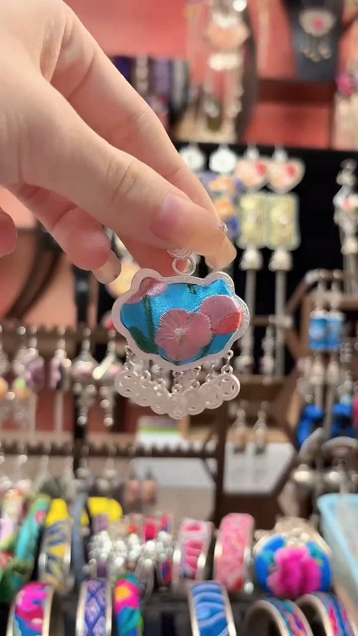 织绣 云织谣民族风精美饰品   350