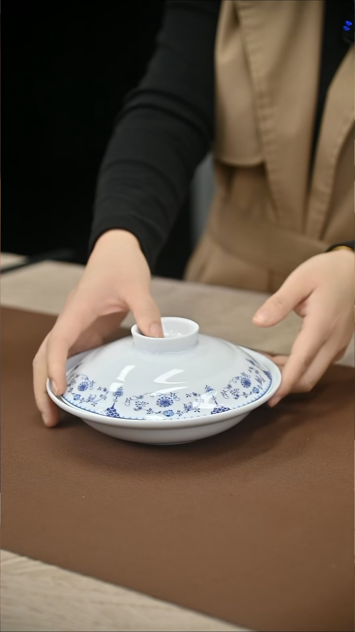 陶瓷带盖菜盘7寸青花1件