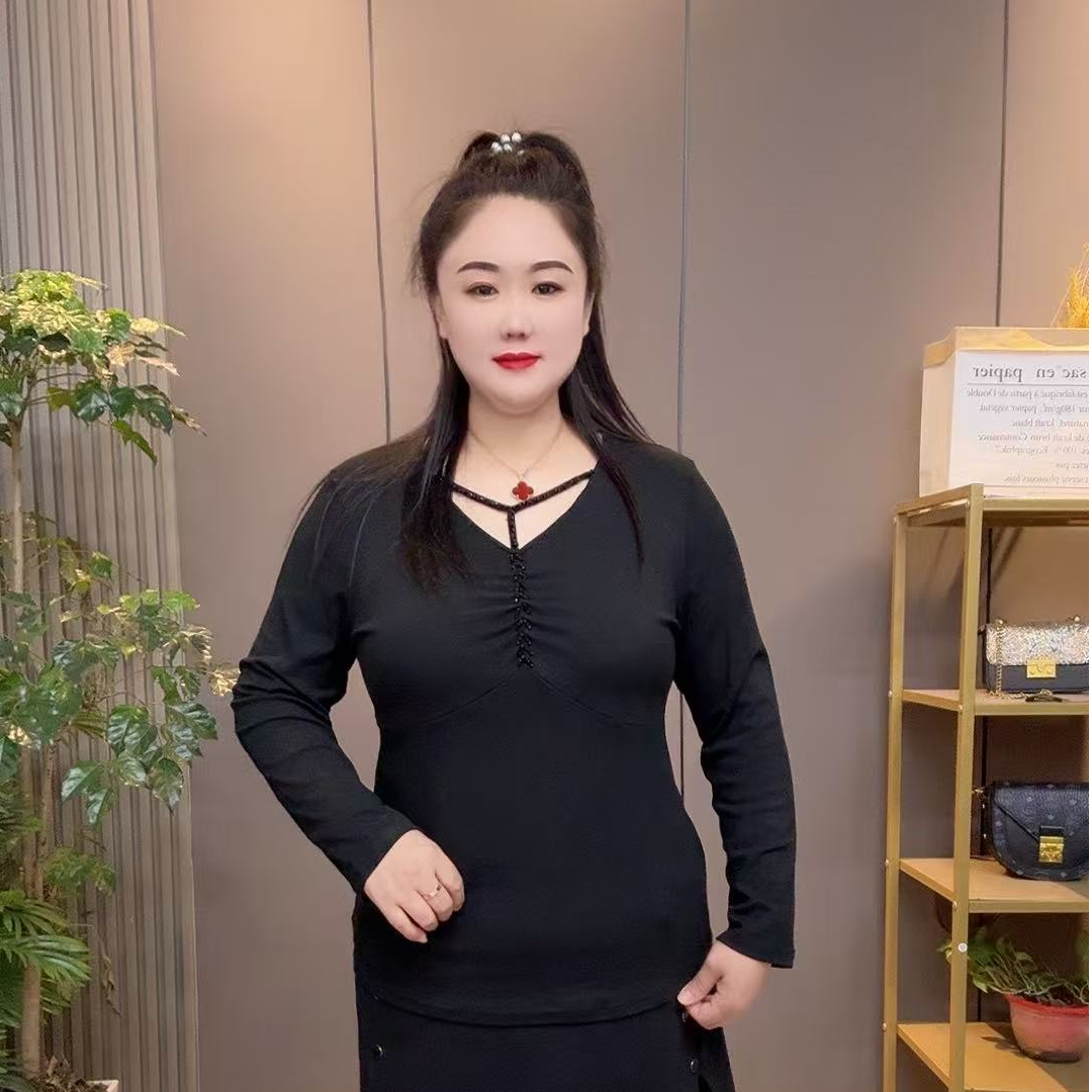 2025春季新款时尚气质黑色串珠小心机设计感褶皱修身显瘦上衣