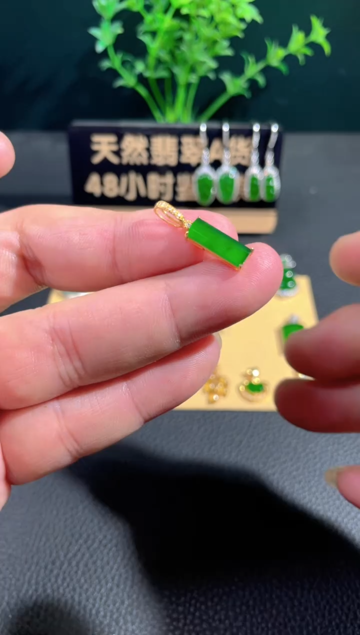【闪购商品】翡翠颈饰18K金镶嵌翡翠