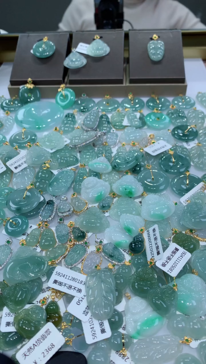 【闪购商品】翡翠颈饰18K金镶嵌天然翡翠A货挂件