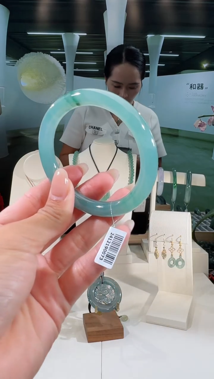 翡翠手镯未镶嵌56圈