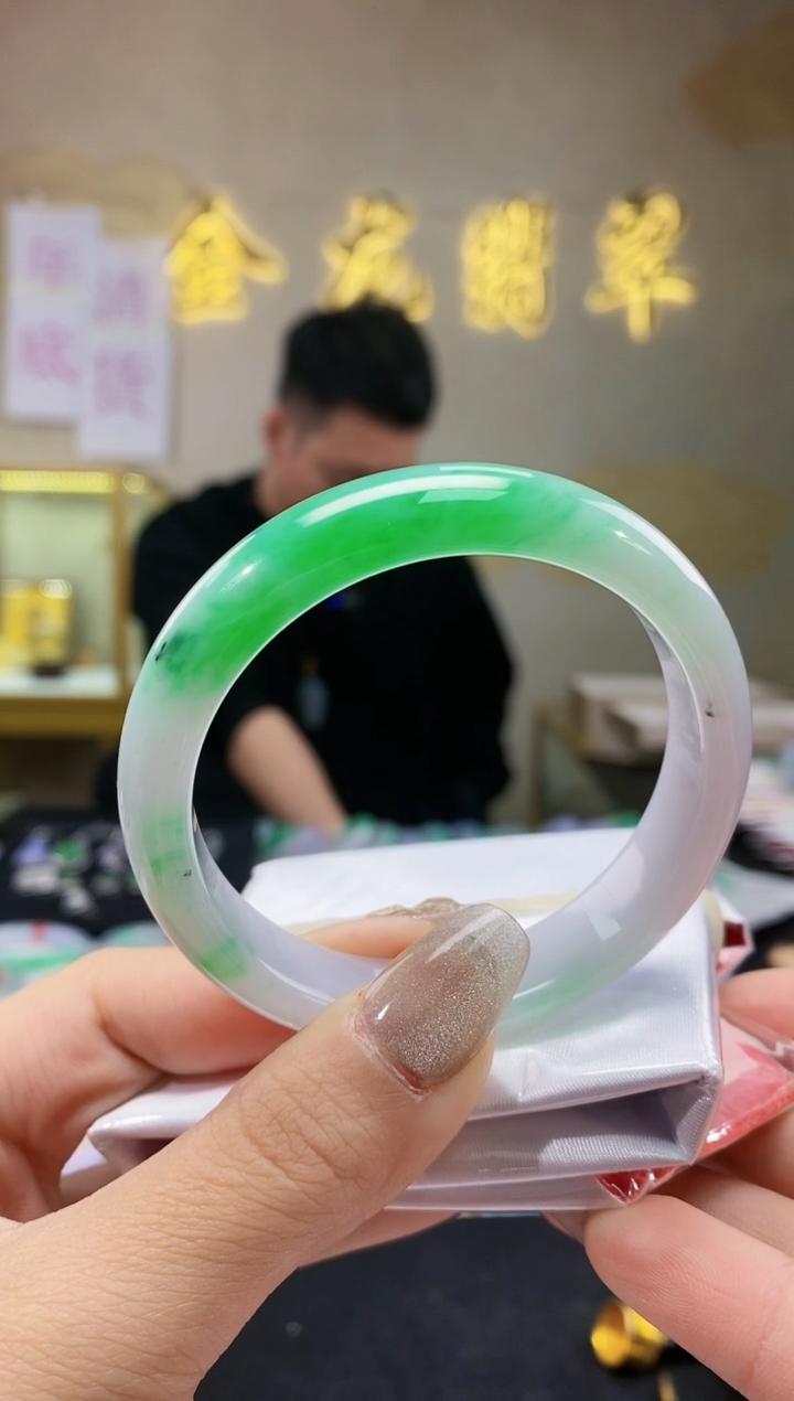 【闪购商品】翡翠手镯未镶嵌   色点