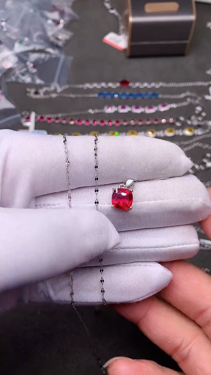 【闪购商品】红宝石颈饰银S925镶嵌......