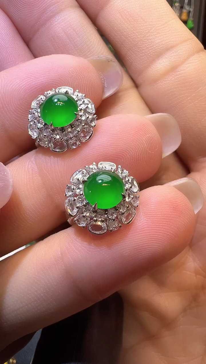 翡翠18K金镶嵌颈饰蛋面