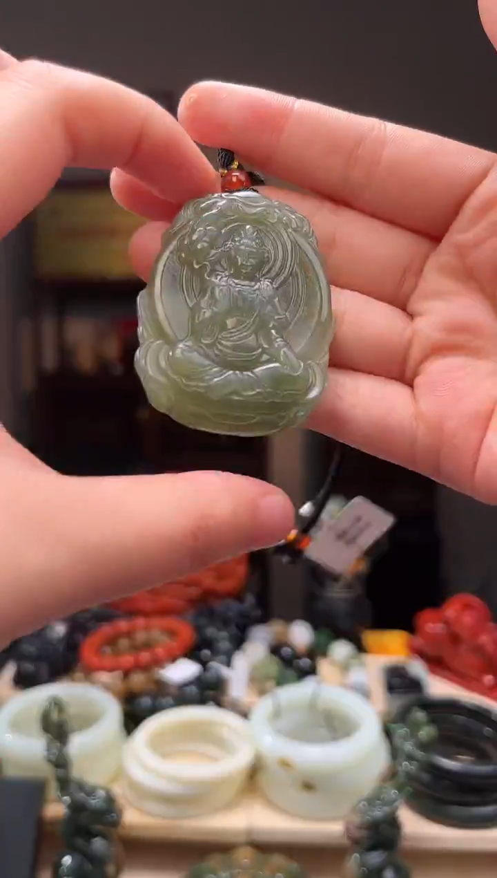 颈饰未镶嵌和田玉吊坠