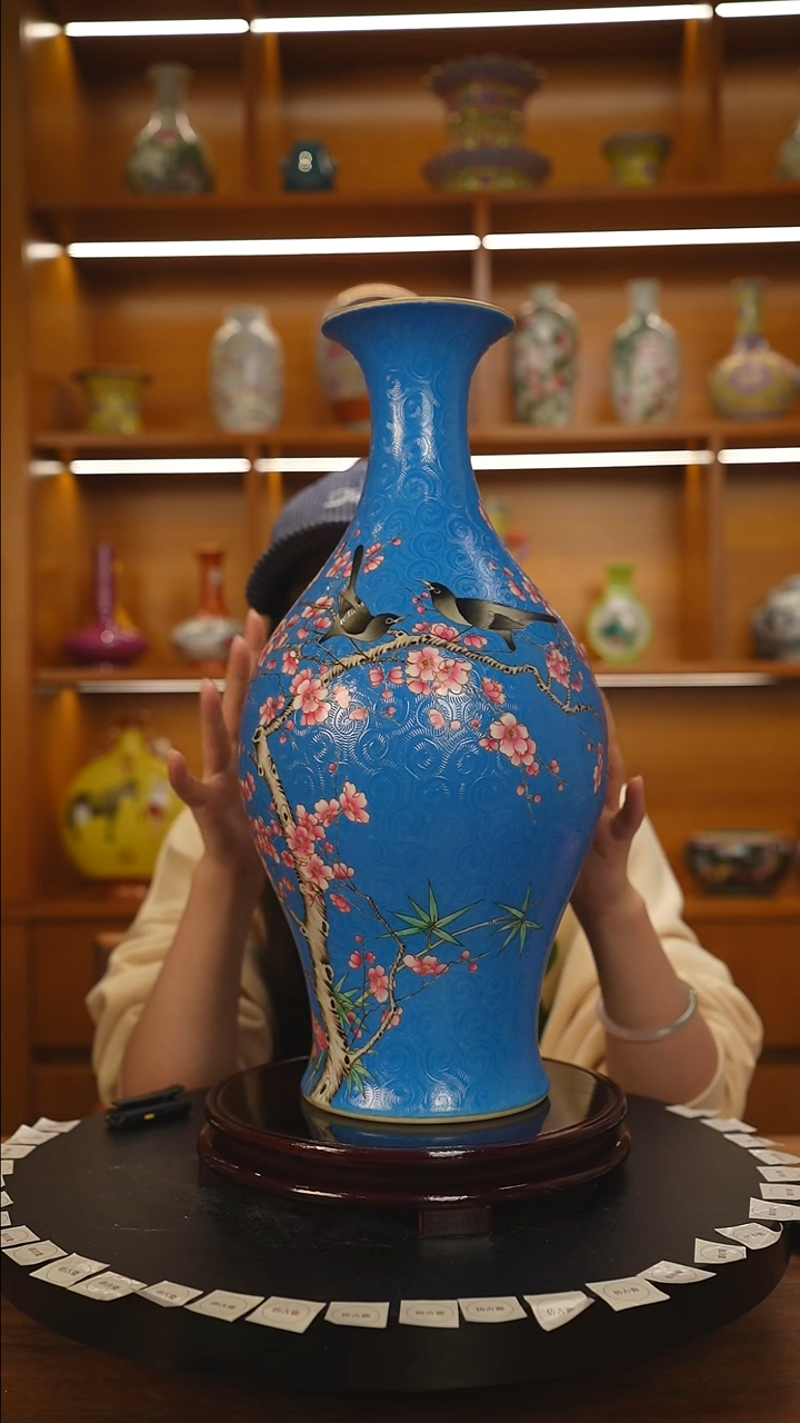 其他粉彩蓝地喜上眉梢橄榄瓶一只