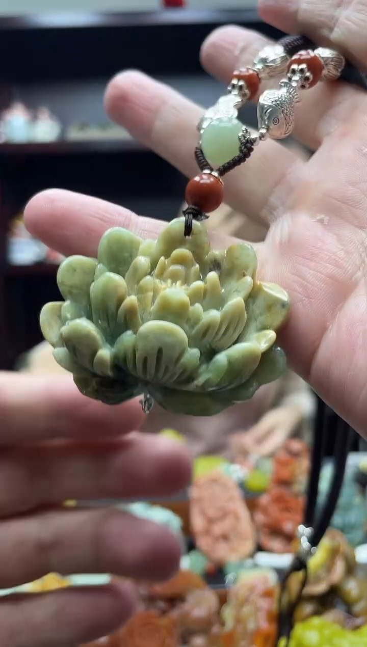 岫玉未镶嵌吊坠·