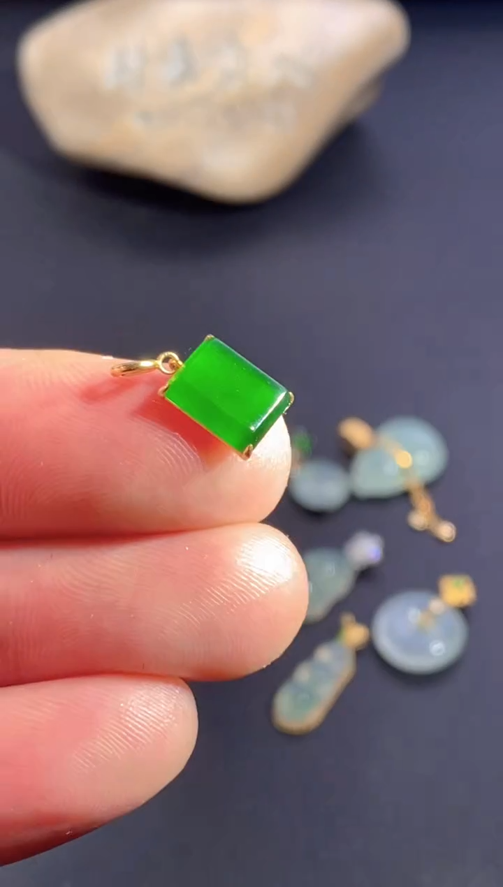 颈饰18K金镶嵌翡翠       