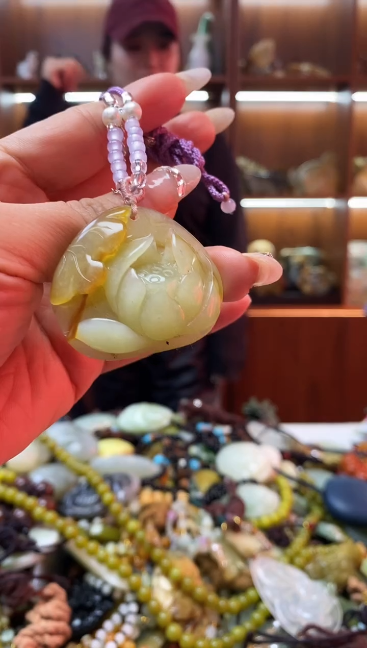 未镶嵌蛇纹石玉吊坠    