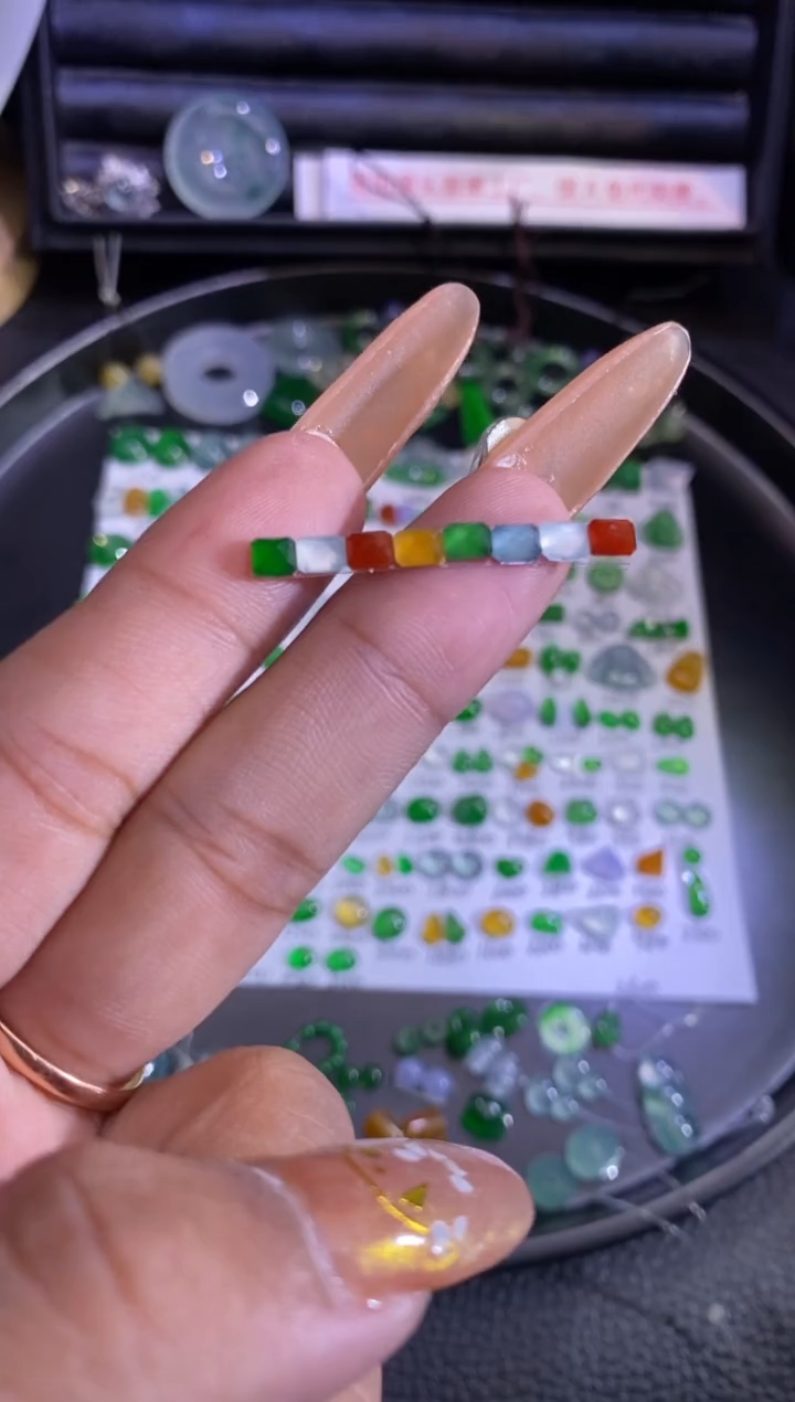 未镶嵌挂件翡翠切割