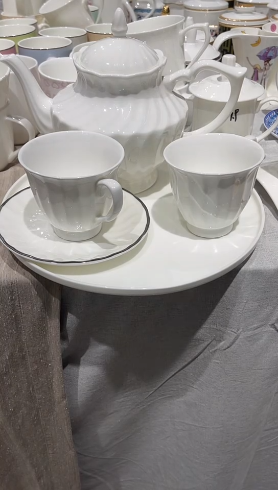 瓷螺纹壶1个+杯碟6套+茶盘1个