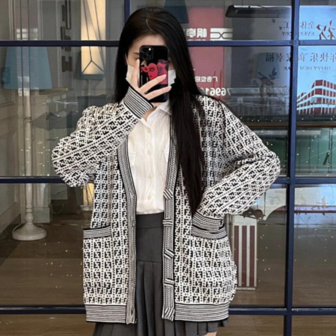 全新未使用 FENDI/芬迪 积分-188汤/P205944672/满印开衫 38码