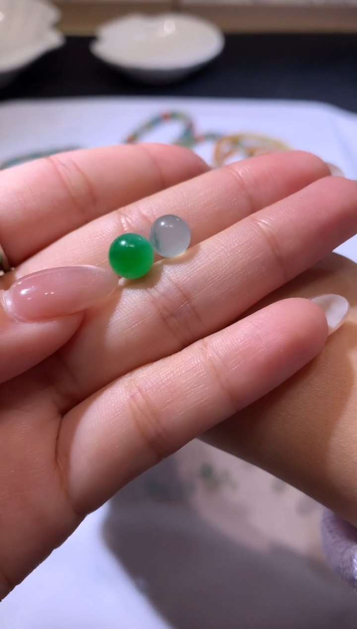 定制翡翠未镶嵌两颗珠子3300+0